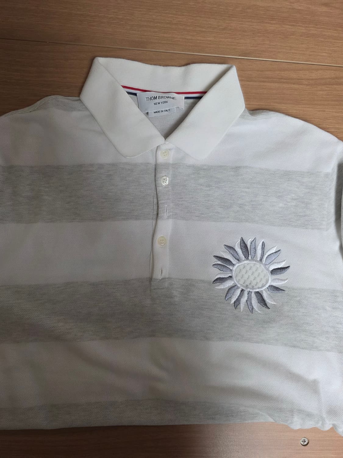 23SS 톰브라운 플라워 자수 남성 반팔 카라티 상품이미지2