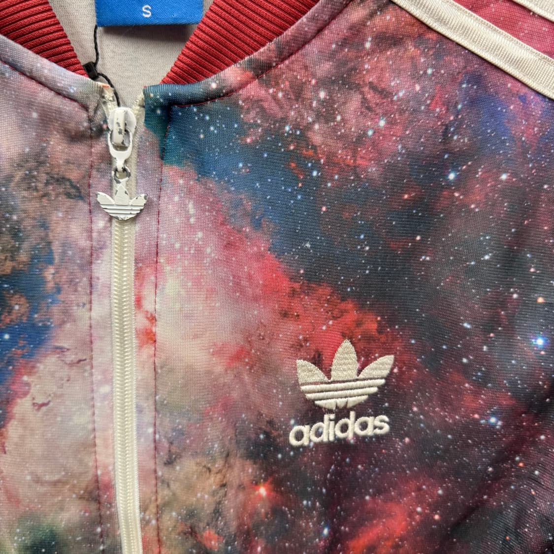 아디다스 오리지널 갤럭시 프린팅 트랙탑 후면 빅로고 포인트 레드 상품이미지5