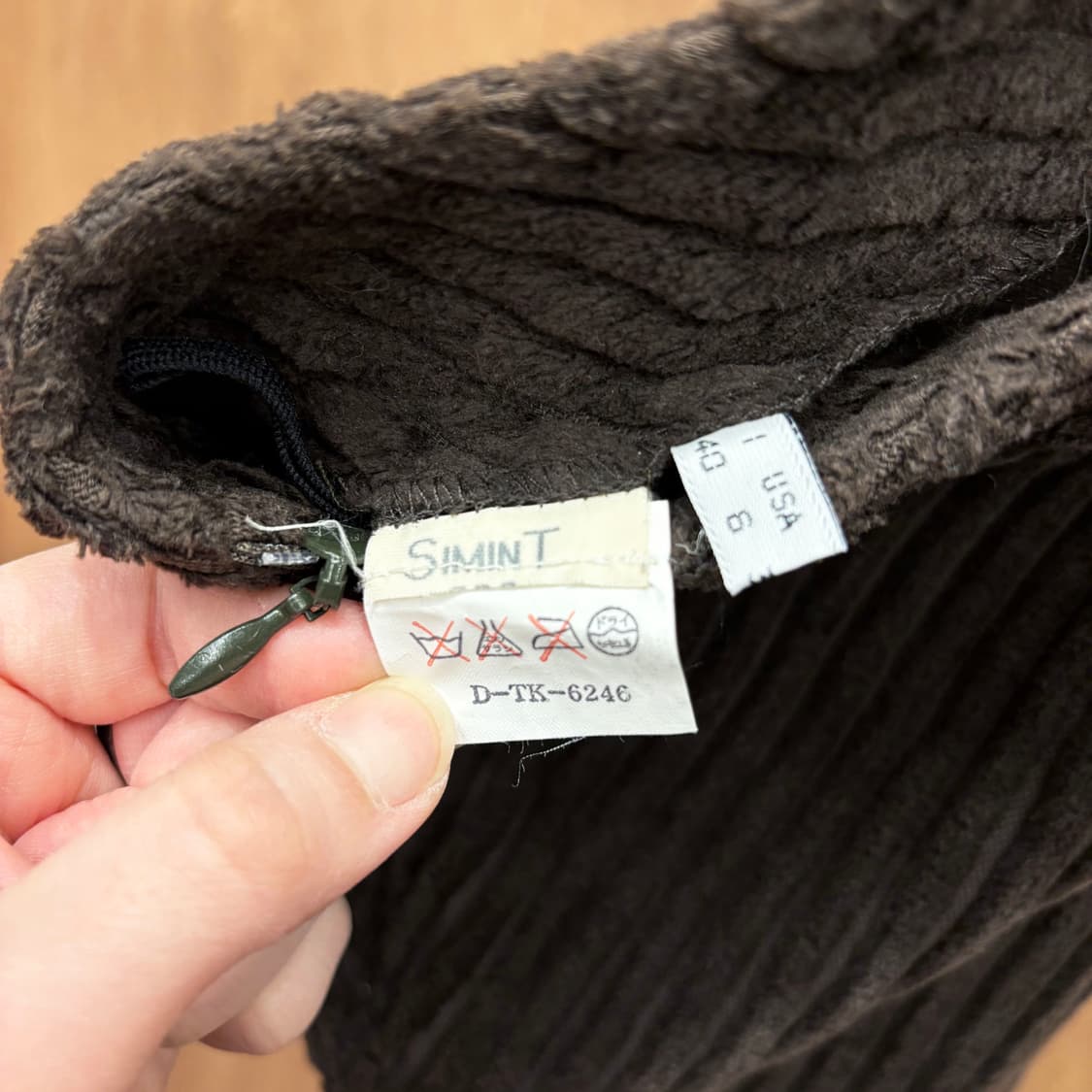 아르마니 진스 미니 스커트 코듀로이 사선 텍스처 패턴 지퍼 디테일 브라운 상품이미지8