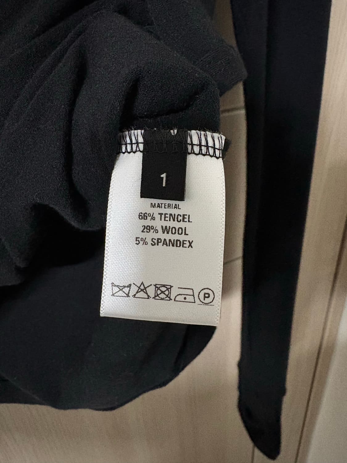 Hyein Seo Hooded Shirring Top 블랙 상품이미지5