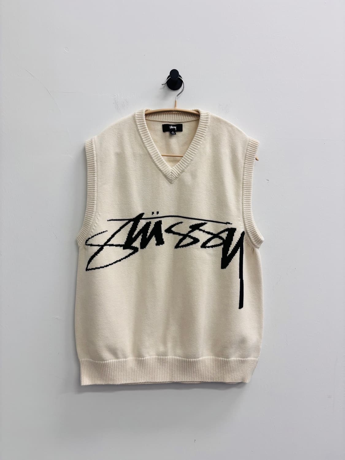 스투시(STUSSY) 빅 로고 V넥 니트 베스트 아이보리 상품이미지1