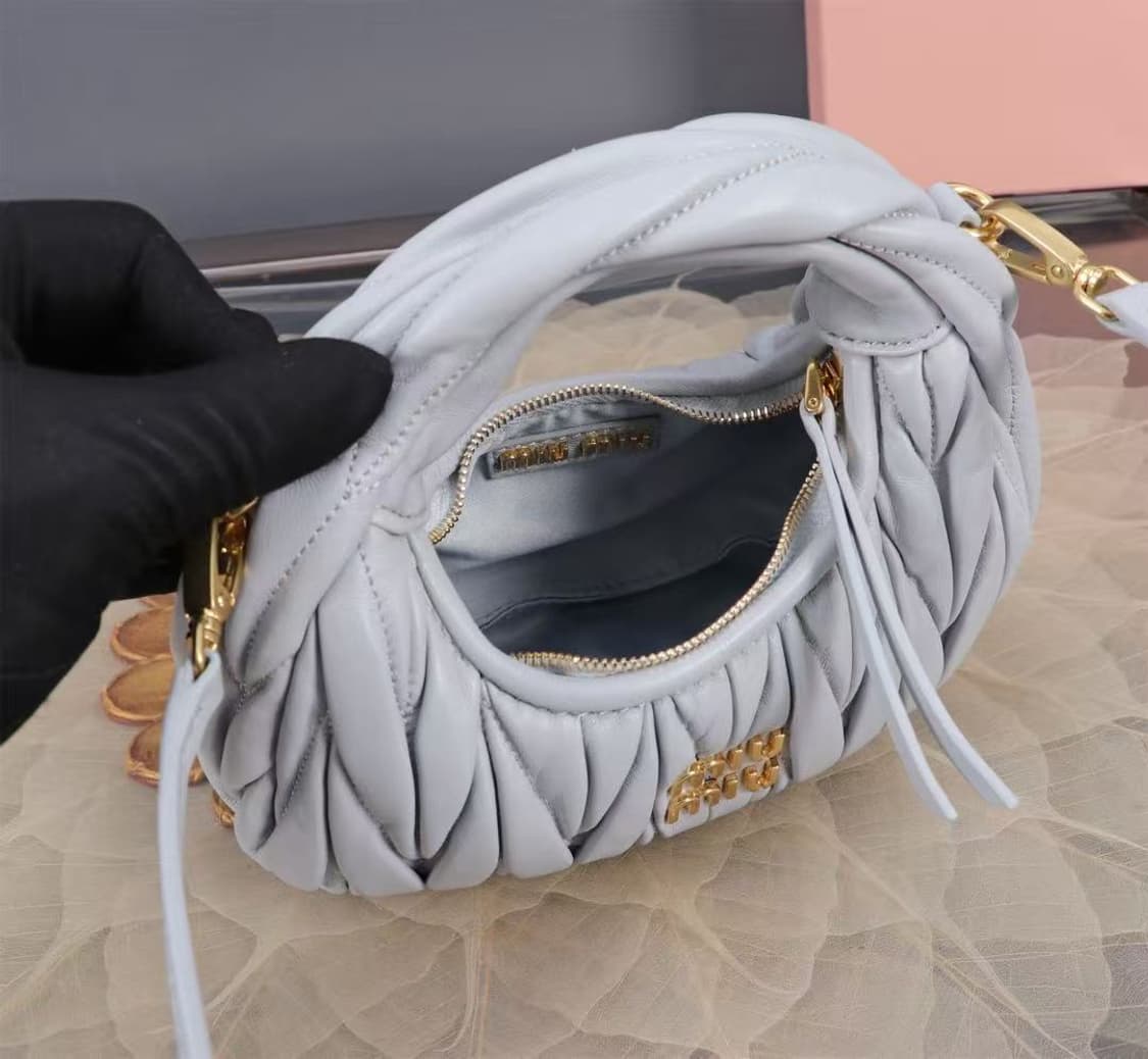 미우 미우 완더 마테라쎄 나파 레더 호보 미니백 콘플라워 상품이미지3