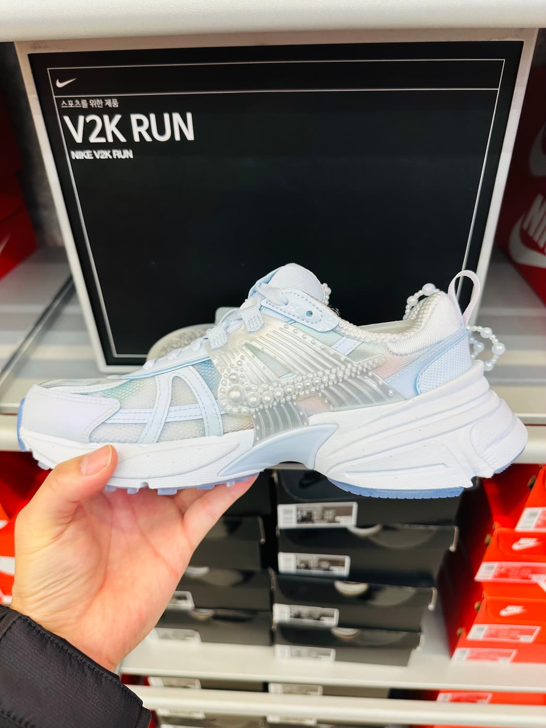 나이키 V2K 런 수잔팡 콜라보 여성 스니커즈 IB7426-400 상품이미지3