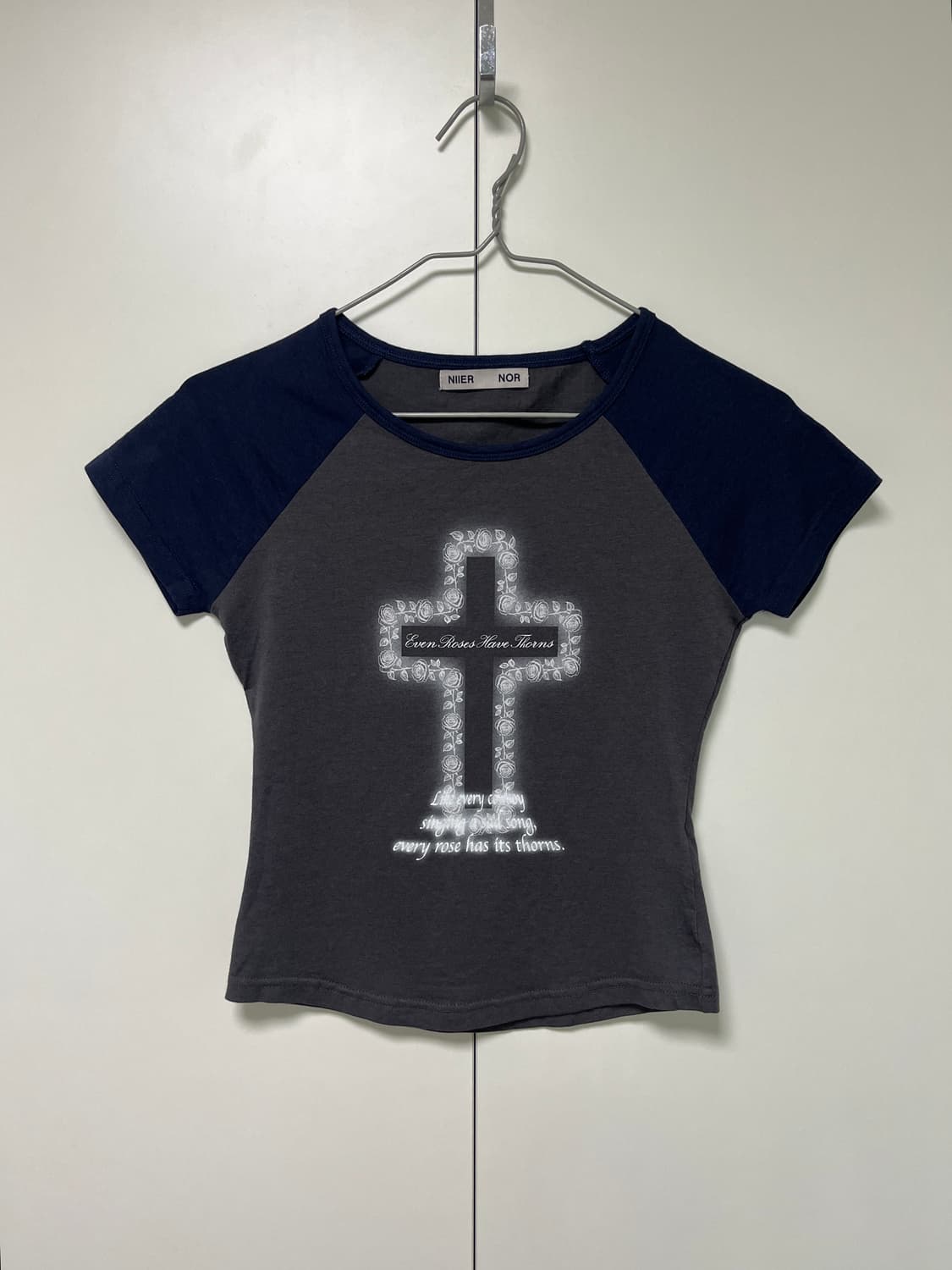 니어노어 크로스 로즈 레글런 티[챠콜] 상품이미지2