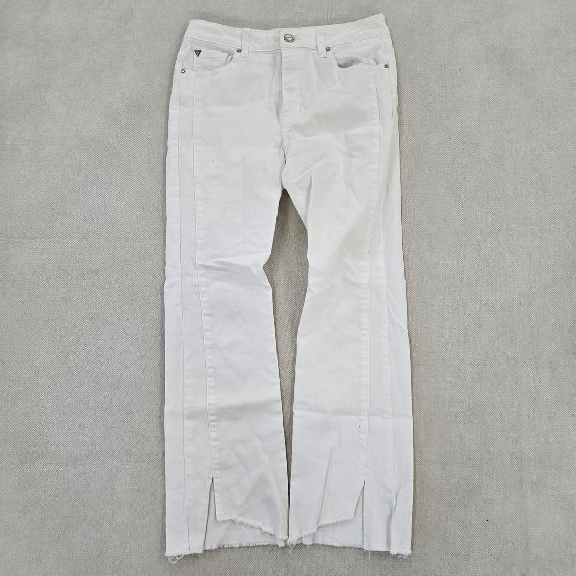 [70(28)] 게스 여성 절개 플레어 붓컷 화이트 팬츠 0114YH1 상품이미지1