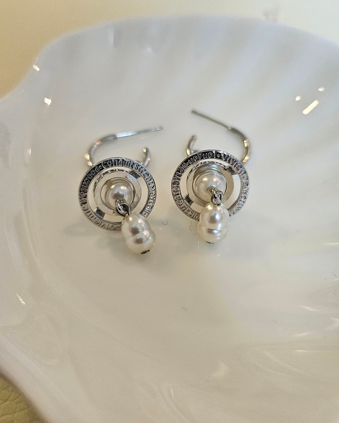 비비안웨스트우드 업사이클링 천연담수 진주 드롭 귀걸이 상품이미지6