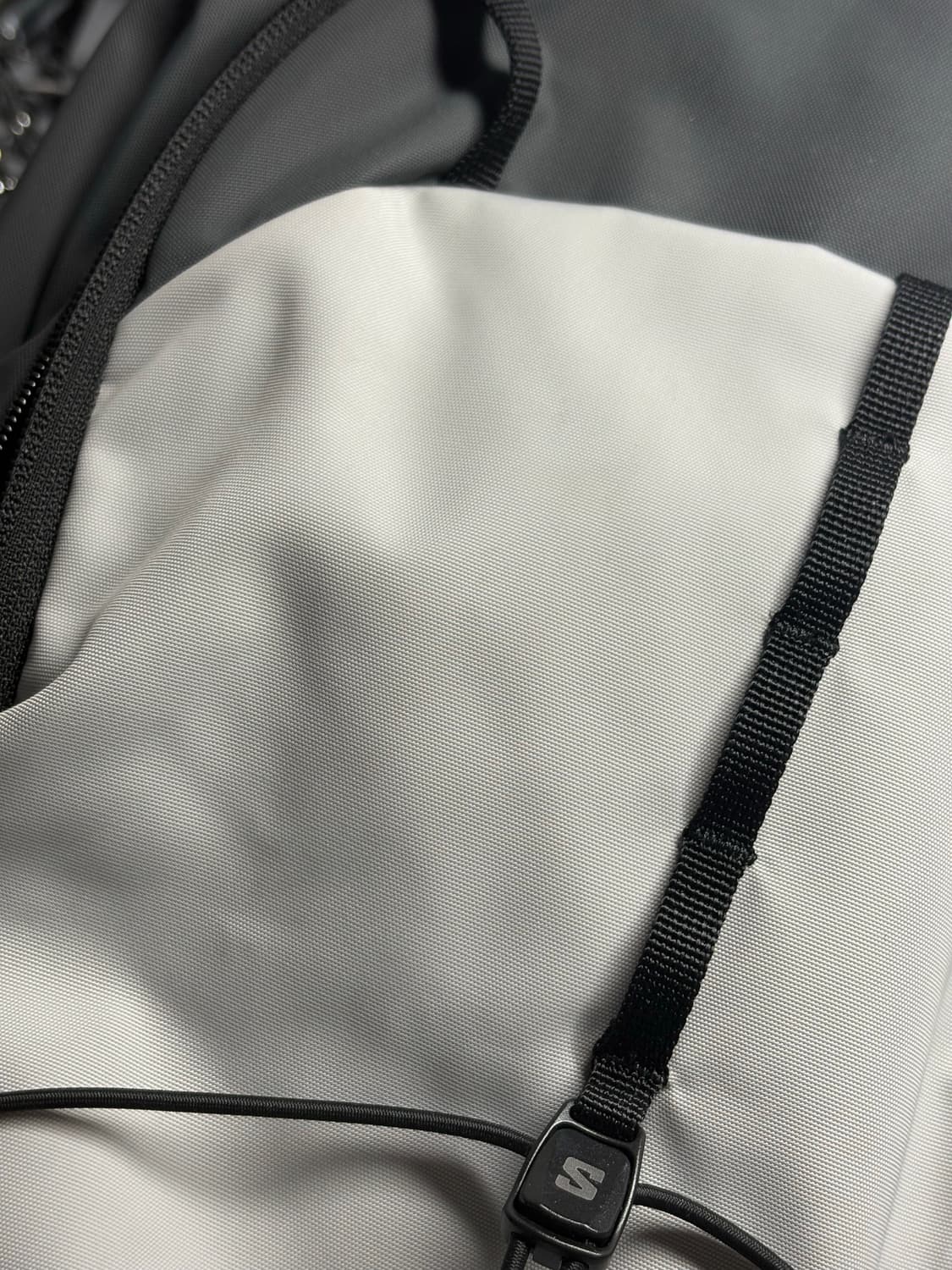 살로몬 퀵레이스 LT 라이트그레이 백팩 상품이미지3