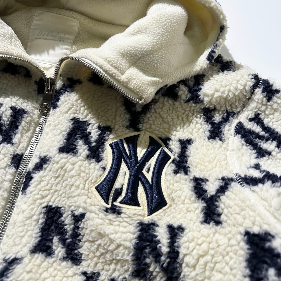 MLB 뉴욕 양키즈 시그니쳐 패턴 쉐르파 후리스 자켓 상품이미지6