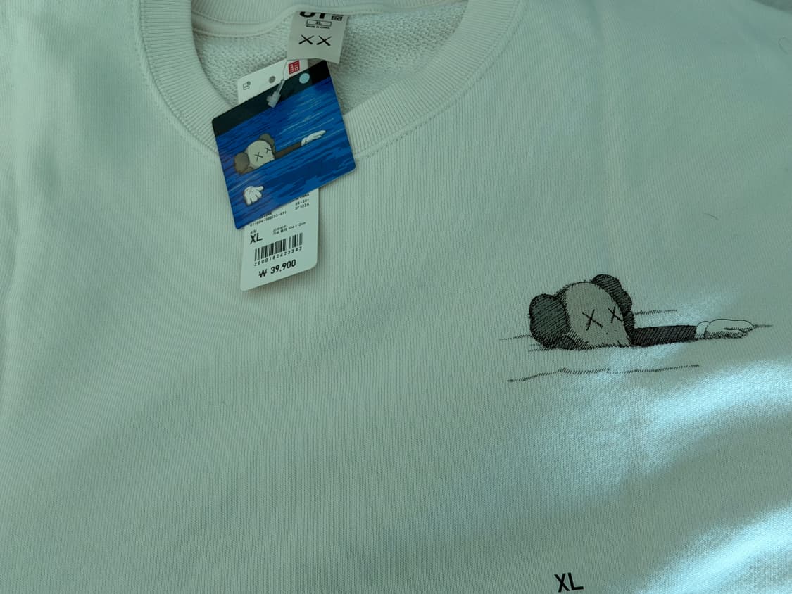 2023 유니클로 카우스 화이트 맨투맨 새제품 XL 상품이미지4