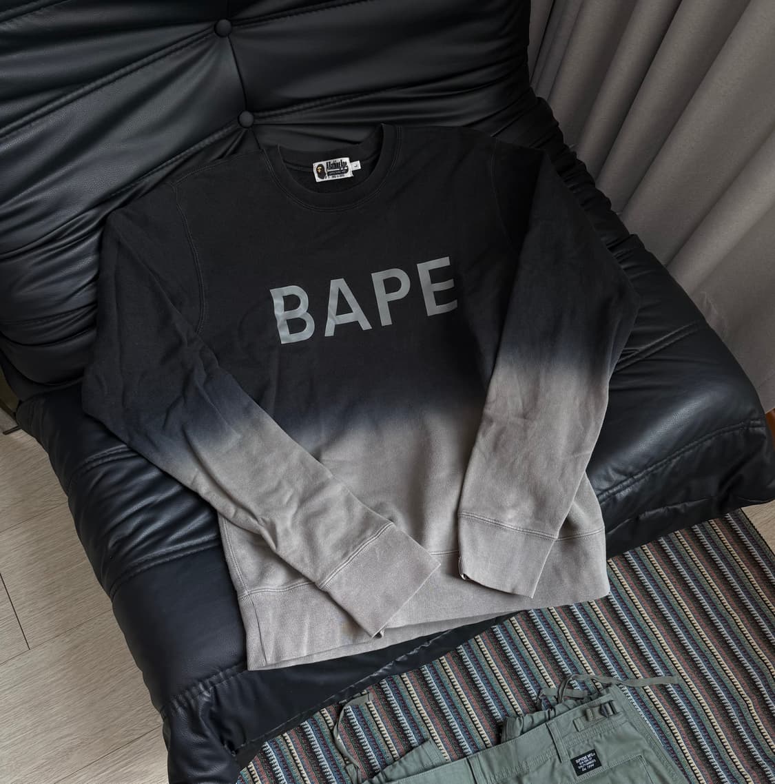 베이프 그라데이션 맨투맨 상품이미지1