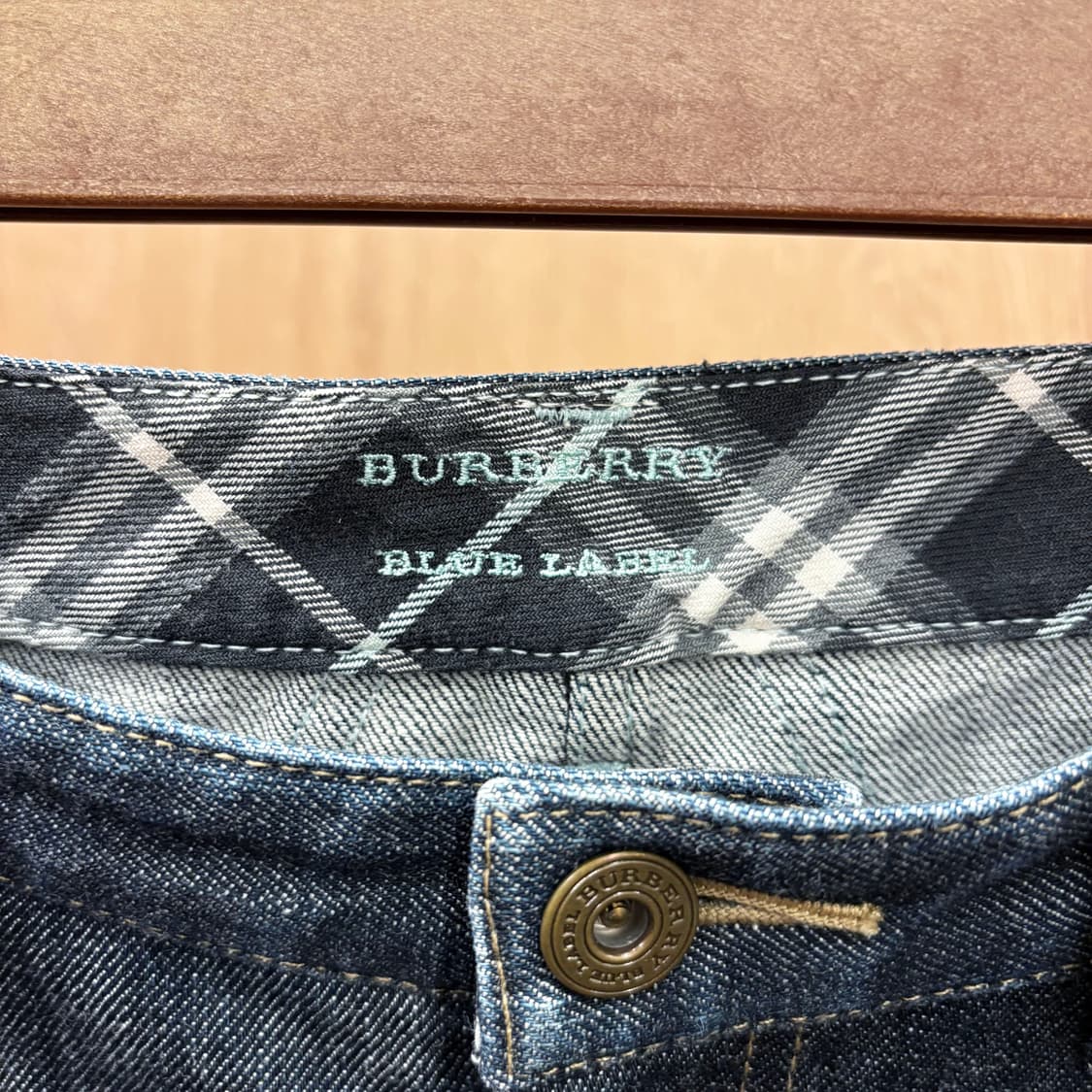버버리 블루 라벨 7부 데님 팬츠 롤업 체크 안감 로고 자수 디테일 진청 상품이미지9