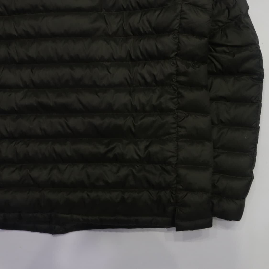 유니클로 카키 다운 브이넥 경량 가디건 패딩 상품이미지6