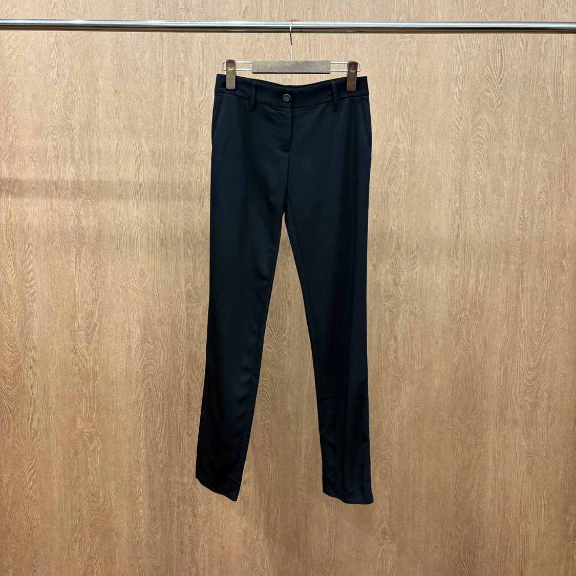 돌체앤가바나 슬림핏 슬랙스 팬츠 클래식 로고 각인 버튼 포켓 디테일 블랙 상품이미지2