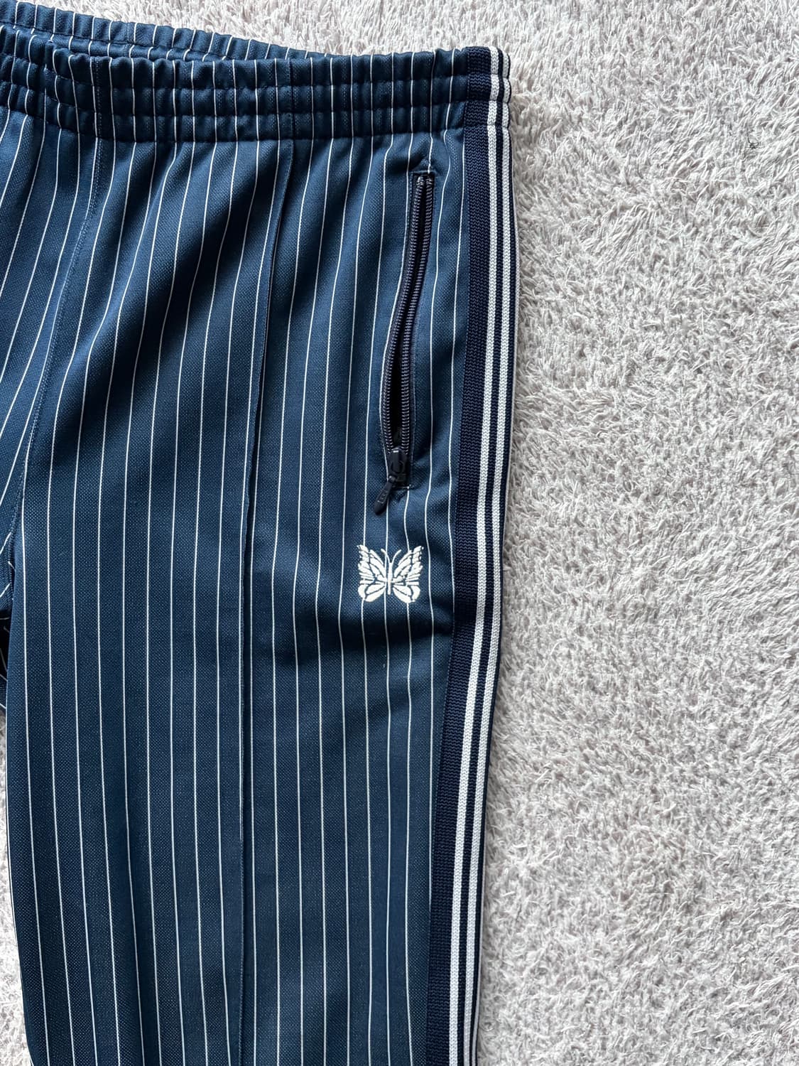 니들스 X 스튜디오스 트랙 팬츠 네이비 스트라이프 상품이미지2