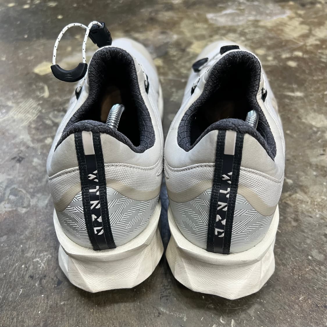 260) 아식스 노바블라스트 스모크 그레이 런닝화 스니커즈 런닝코어 상품이미지5