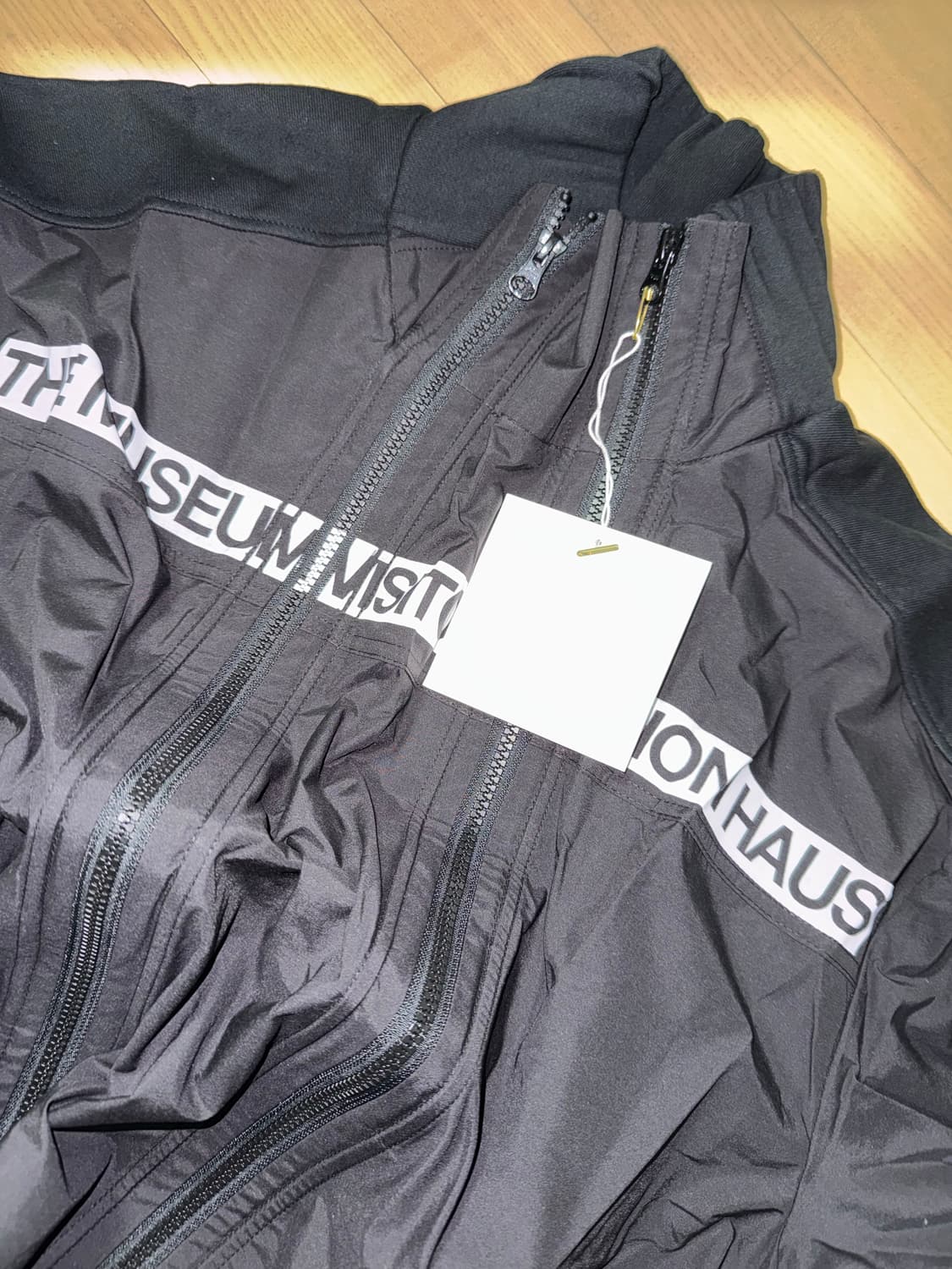 더뮤지엄비지터 FLEXIBLE JACKET (BLACK) 상품이미지1