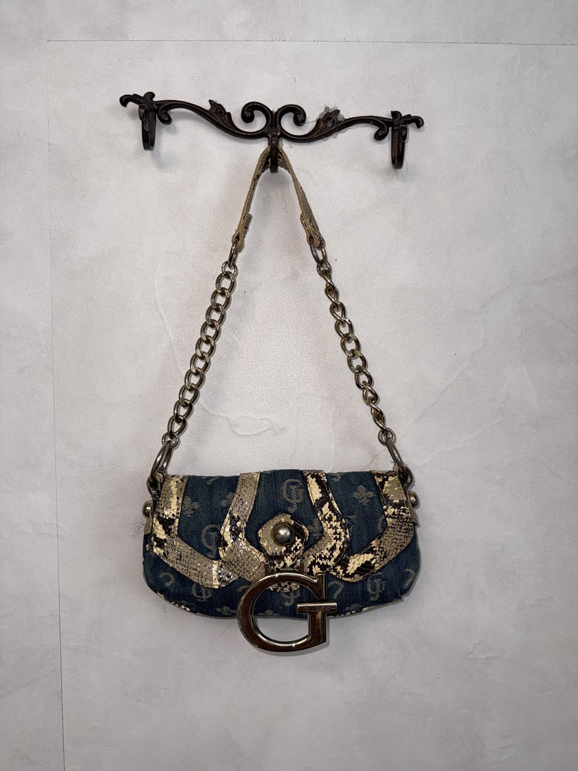Guess denim jacquard python chain 숄더백 상품이미지1