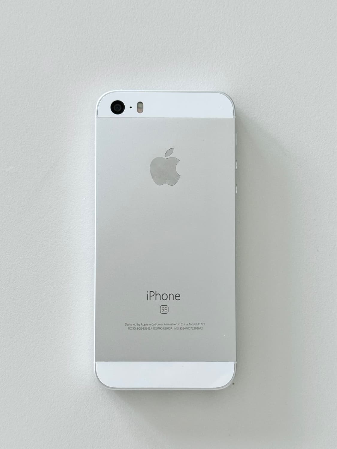 아이폰 SE 실버 128GB (해외판) 판매합니다 배티리100 상품이미지1