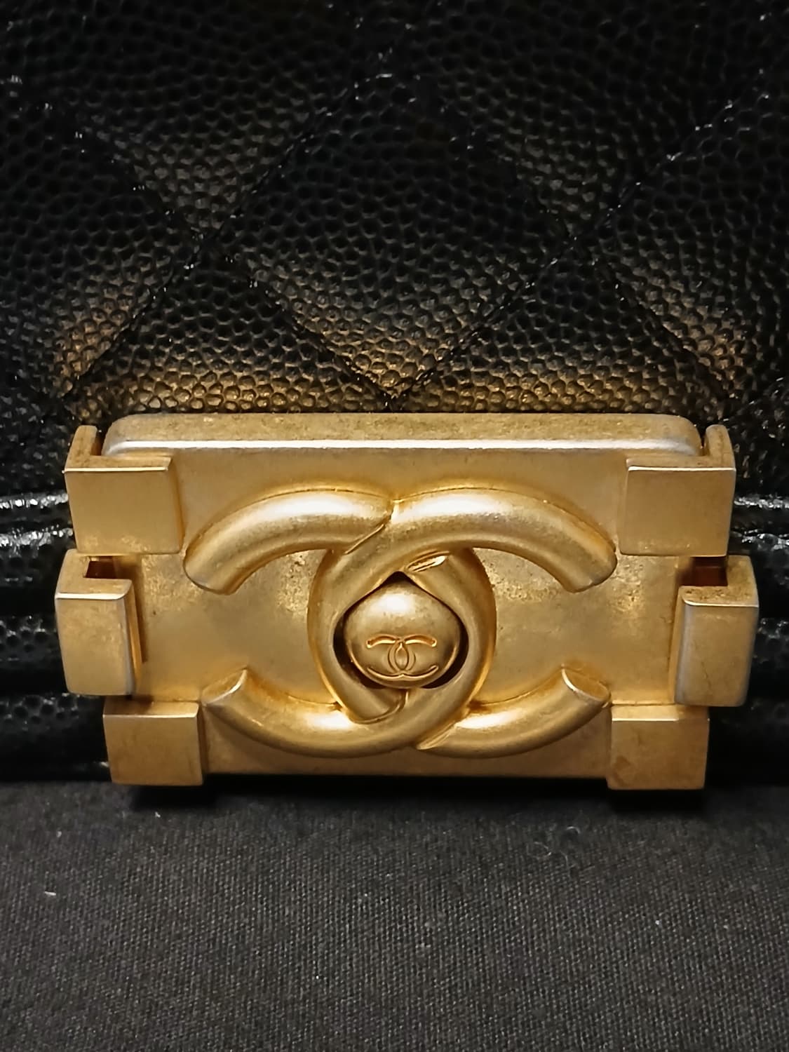 샤넬 보이백 미듐 금장 캐비어 27번대 A67086 상품이미지3