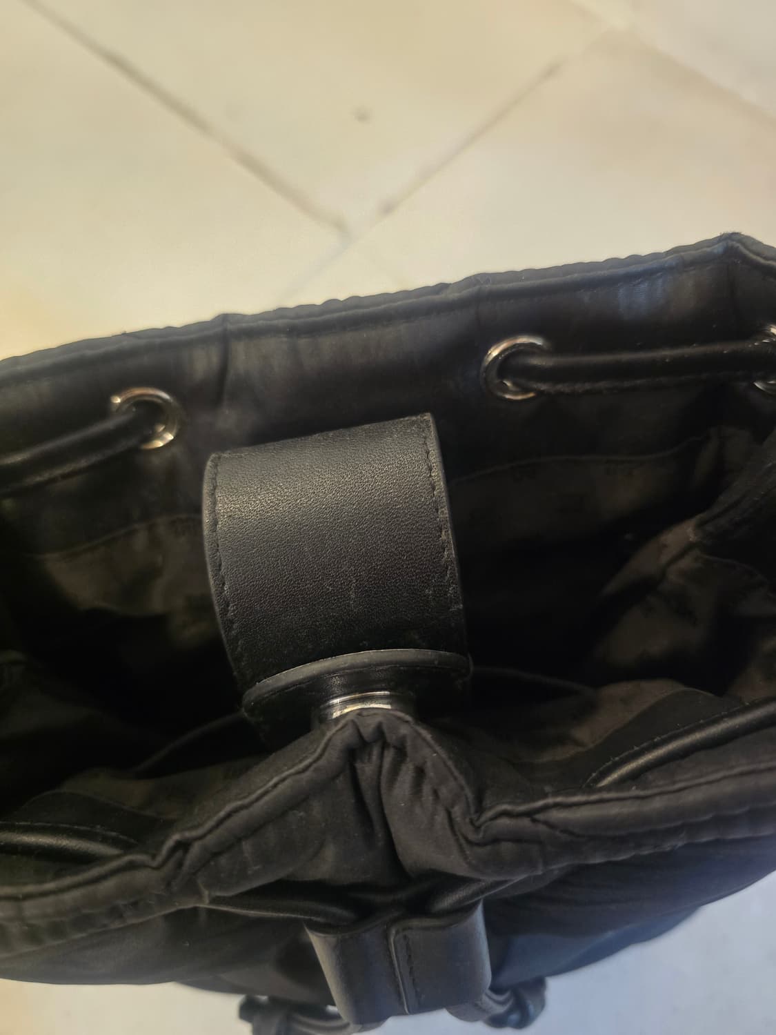 닥스 블랙 퀼팅 버킷백 상품이미지6