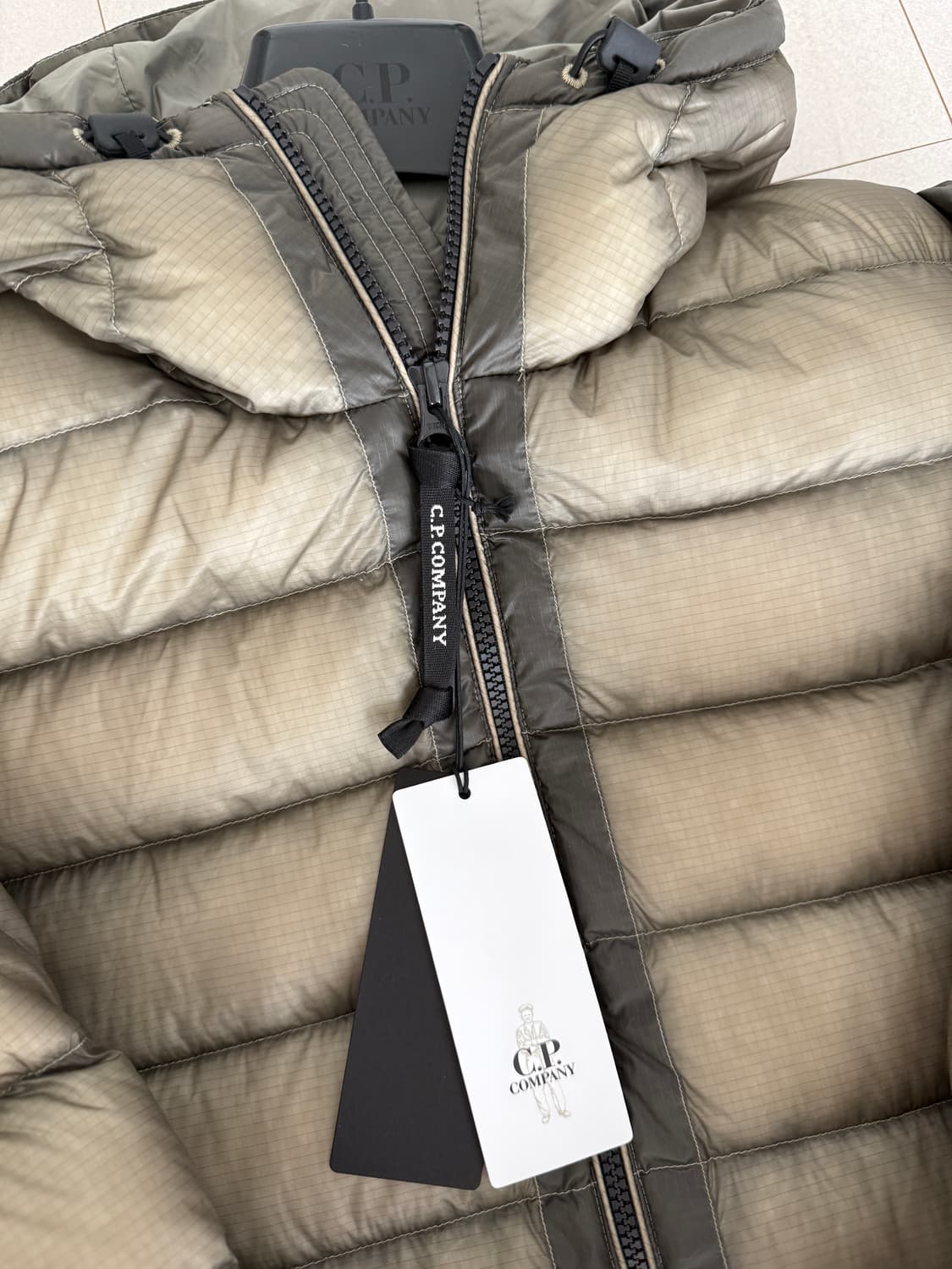 CP컴퍼니 DD쉘 후드 패딩 L사이즈 펀가이그레이 팝니다 상품이미지3