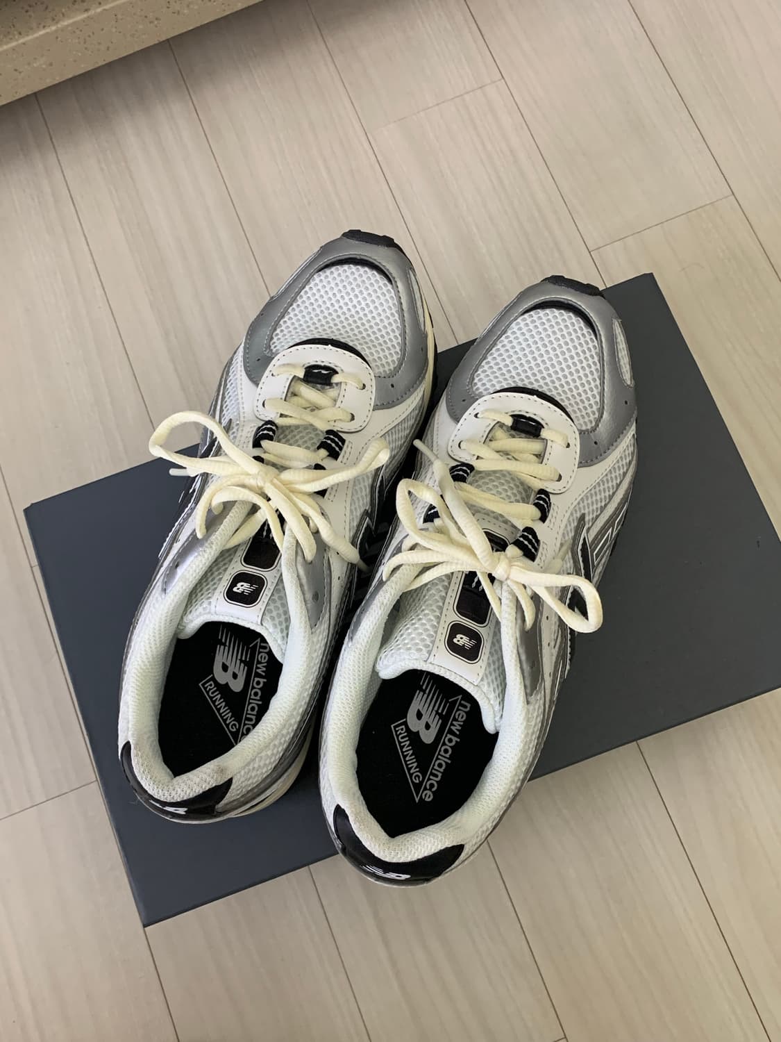 뉴발란스 204L 실버 메탈릭 네이비 240 상품이미지3