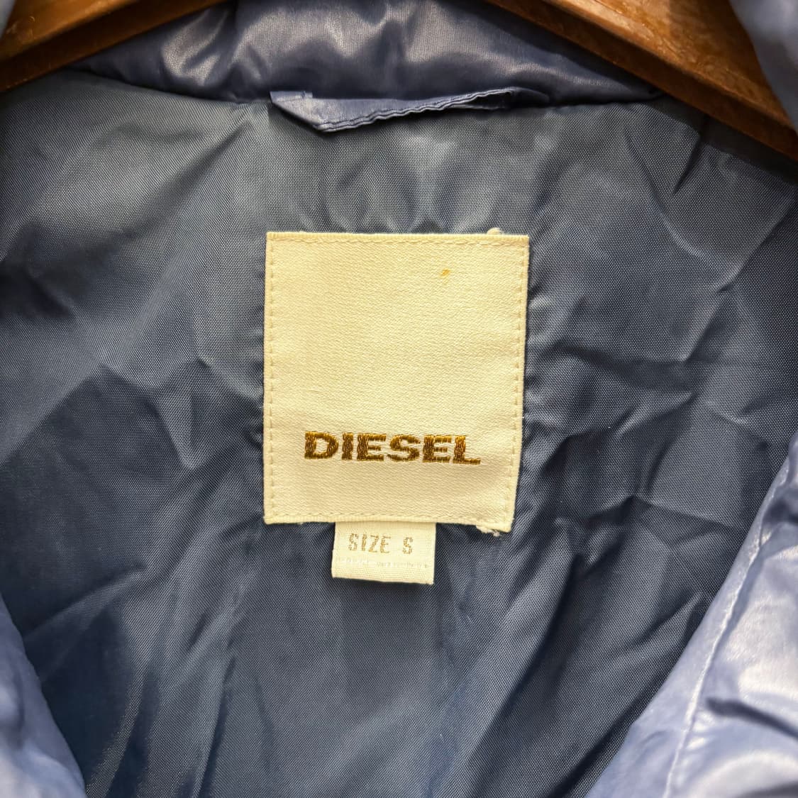 디젤 하이넥 나일론 퀄팅 패딩 점퍼 니트 시보리 로고 패치 디테일 블루 상품이미지9