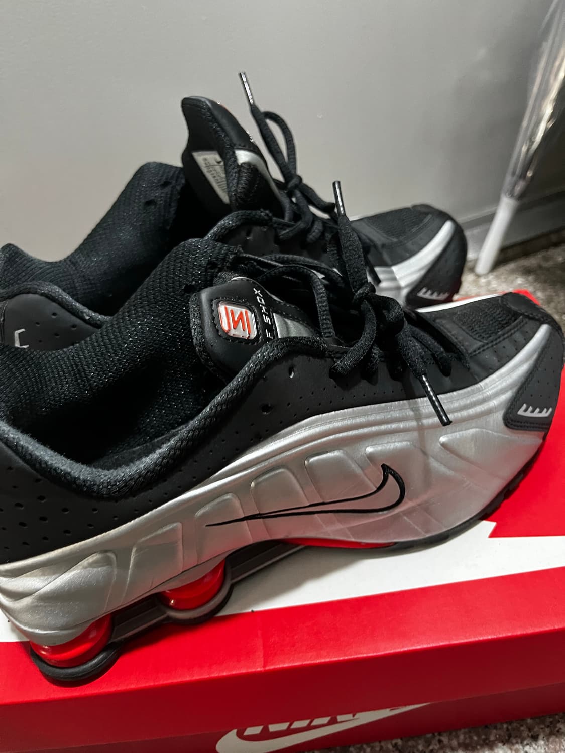 나이키 샥스 R4 메탈릭 실버 레드 275 상품이미지6