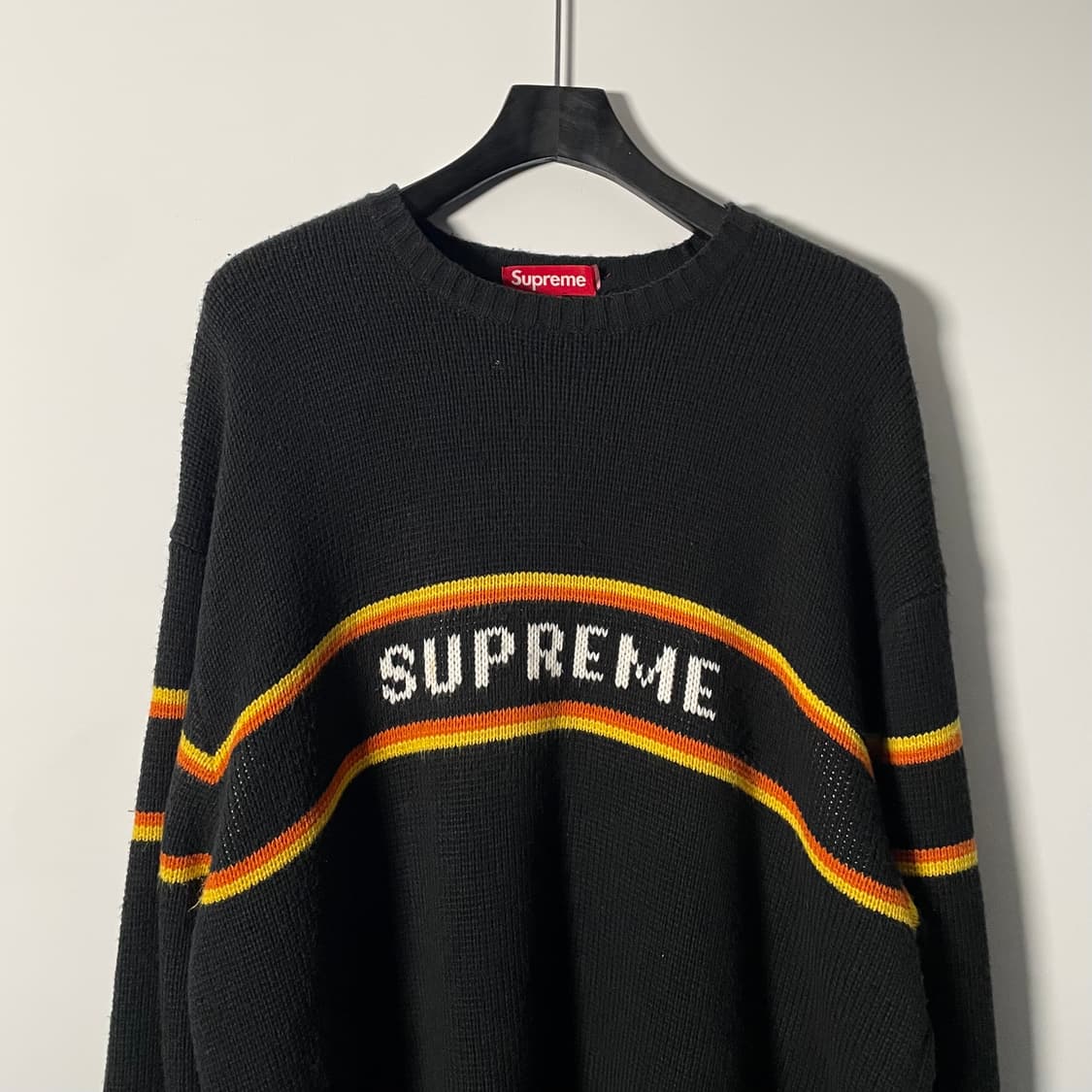 23FW 슈프림 체스트 스트라이프 블랙 니트 (on.379)  상품이미지2