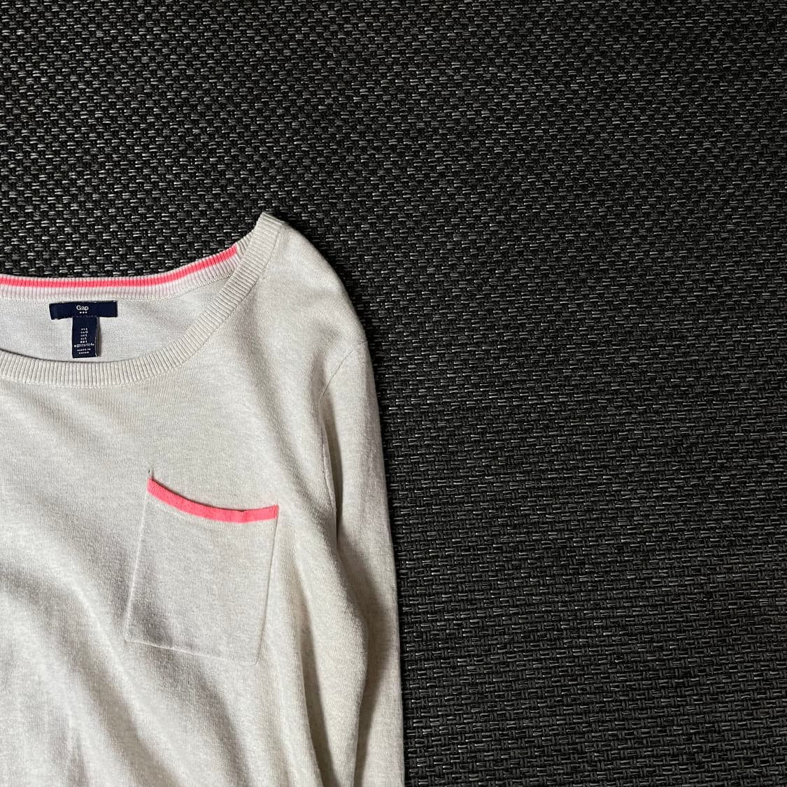 갭 아이보리 포인트 형광핑크 원포켓 긴팔 니트 L 상품이미지3