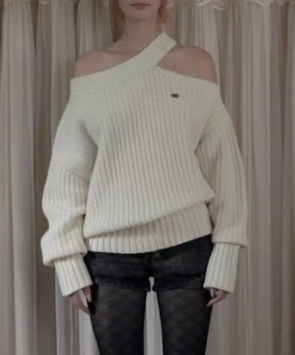 보헤미안서울 컷아웃 루즈핏 니트 크림 상품이미지1