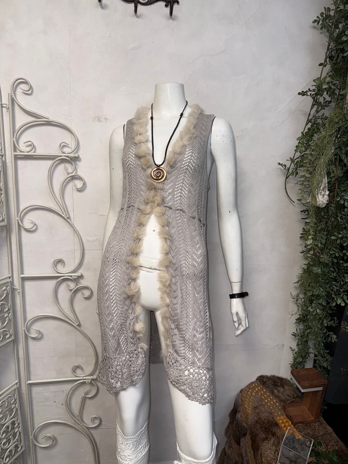 Gray rabbit fur trimming crochet vest  상품이미지1