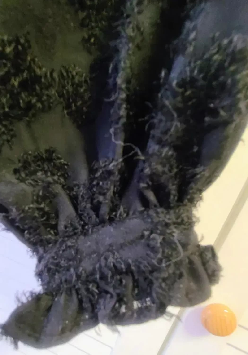 블랙 색상의 독특한 질감 패턴이 돋보이는 우아하고 고급스러운 블라우스 상품이미지5