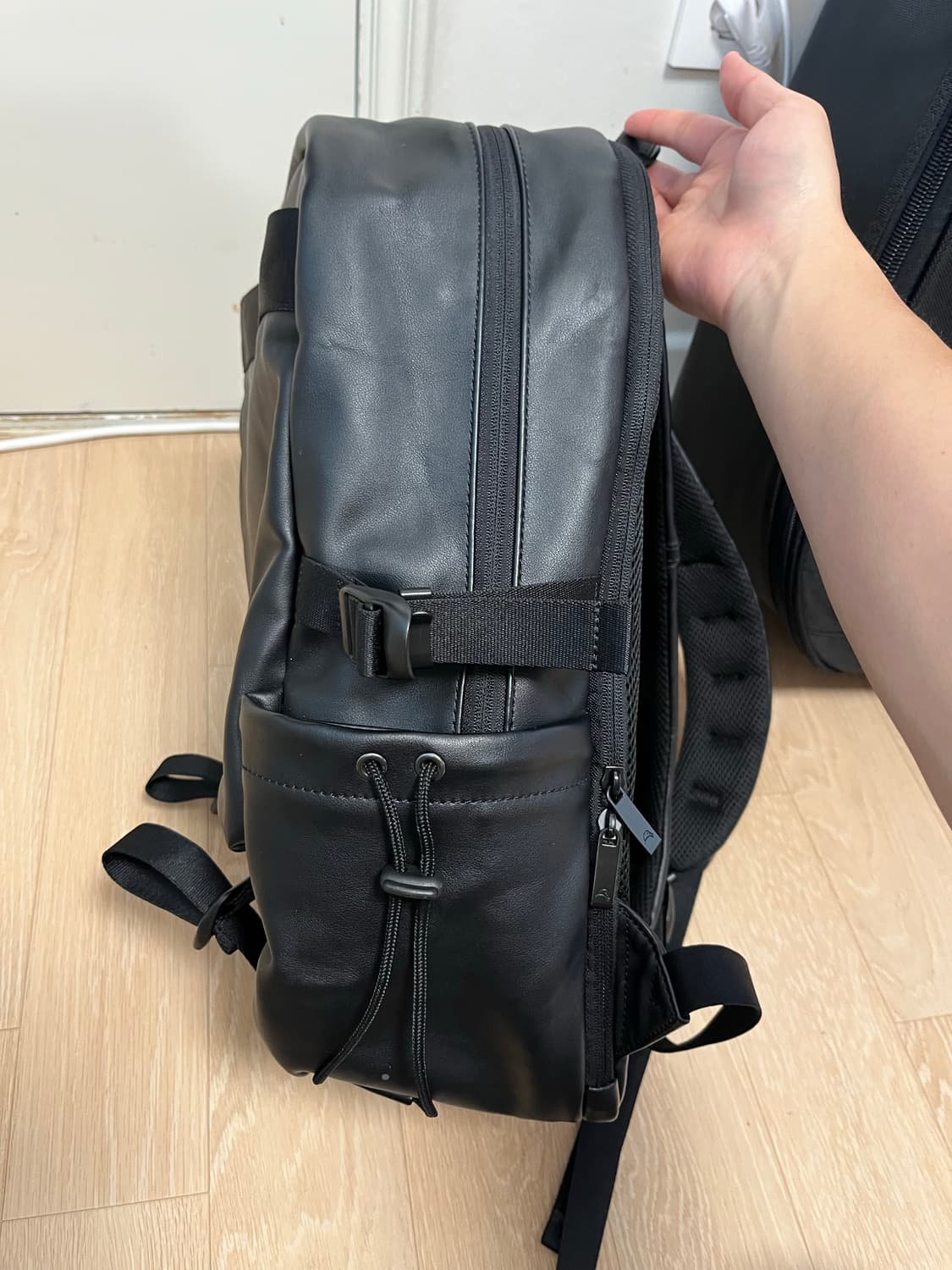 만다리나덕 노마드 가죽 블랙 백팩 상품이미지7