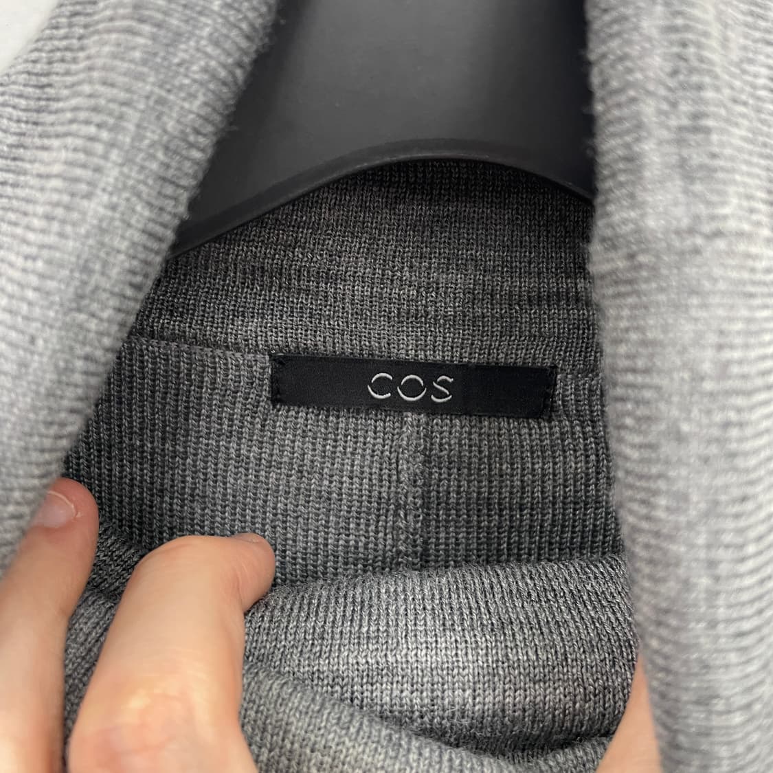 코스 터틀넥 트임 망토 회색 상품이미지3