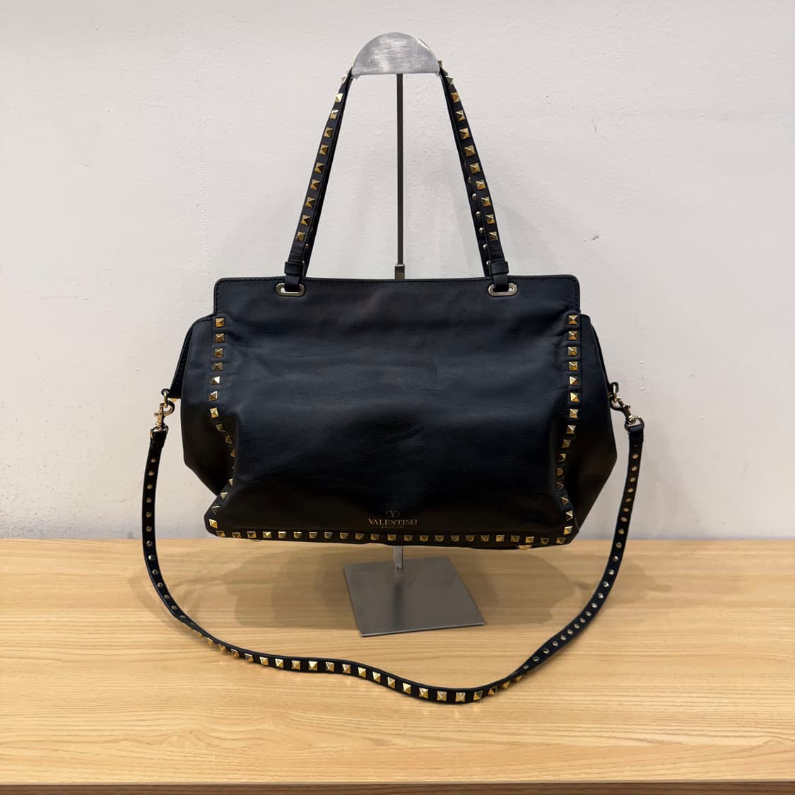 발렌티노 레더 토트백 골드 피라미드 스터드 숄더 스트랩 디테일 블랙 상품이미지2
