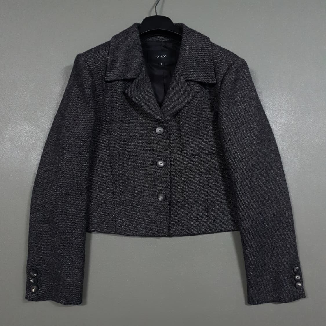 여성) 온앤온 아웃포켓 크롭 자켓 챠콜 싱글 버튼 미니멀 자켓 1 상품이미지3