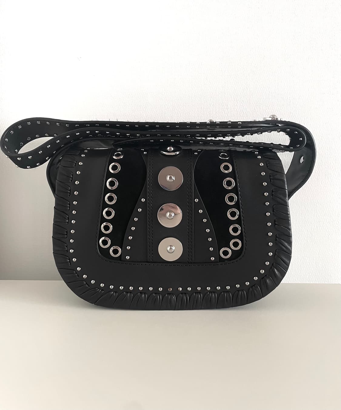 자라 스튜디오 컬렉션 스터드 소가죽 크로스백 상품이미지3