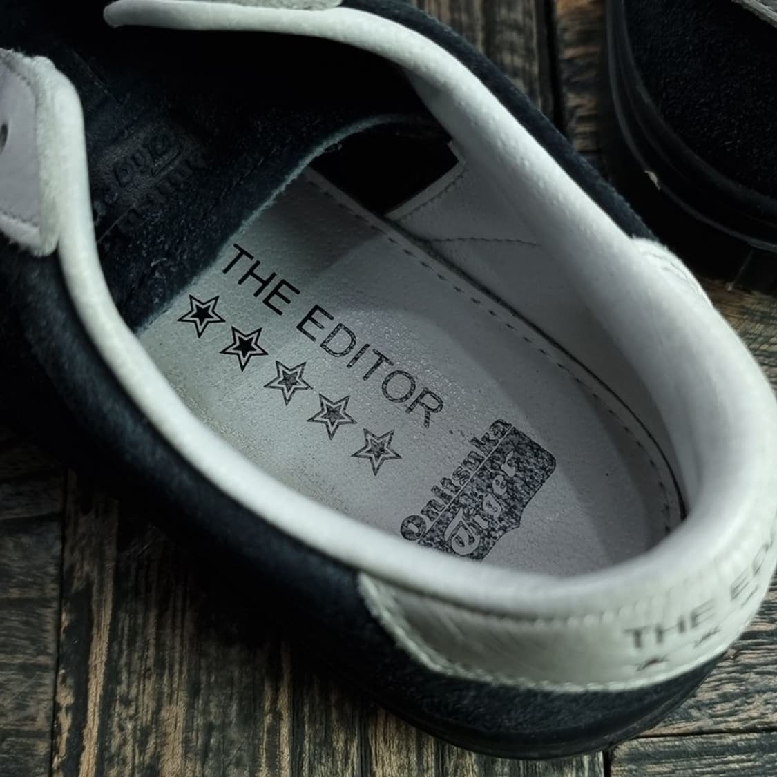 [오니츠카 타이거] 스웨이드 도킹 블랙 & 화이트 스니커즈 M19241 상품이미지9