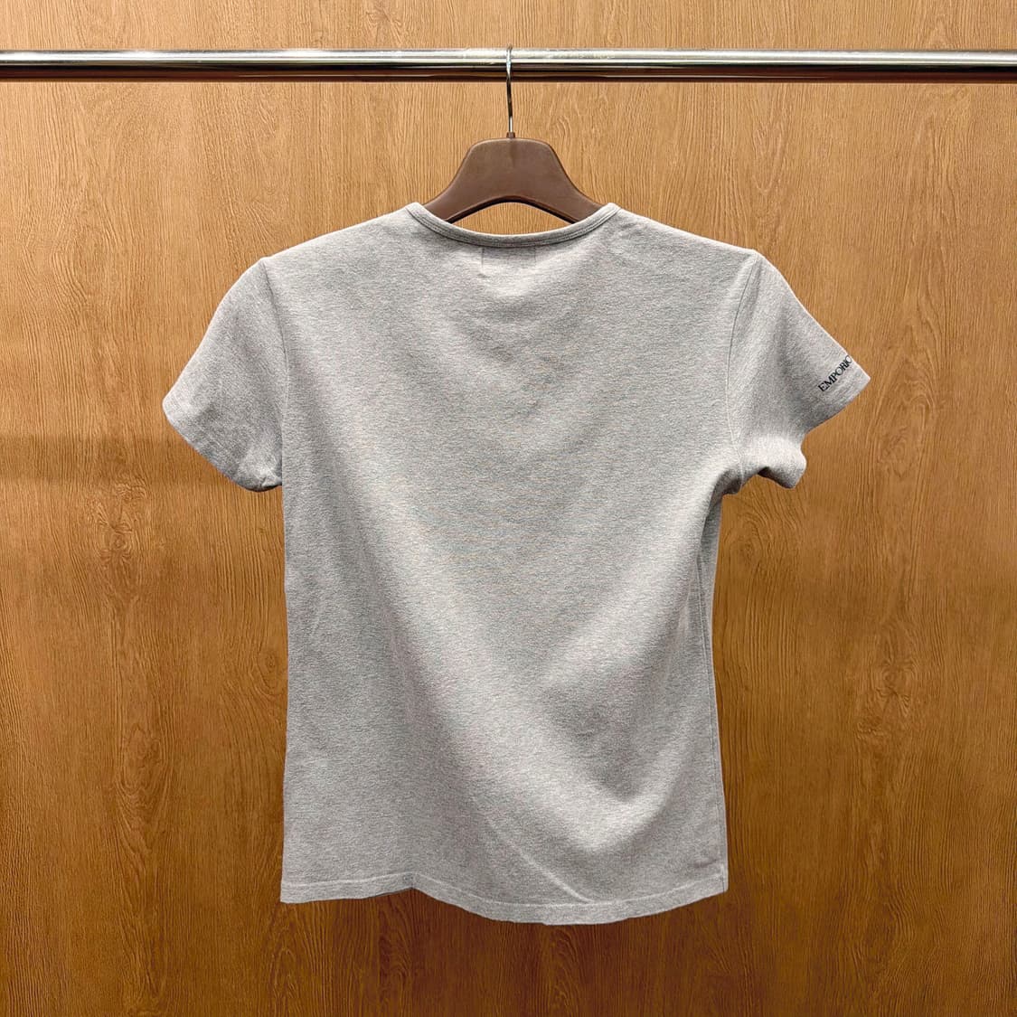 엠포리오 아르마니 라운드넥 반팔 티셔츠 로고 패치 디테일 레귤러핏 그레이 상품이미지3