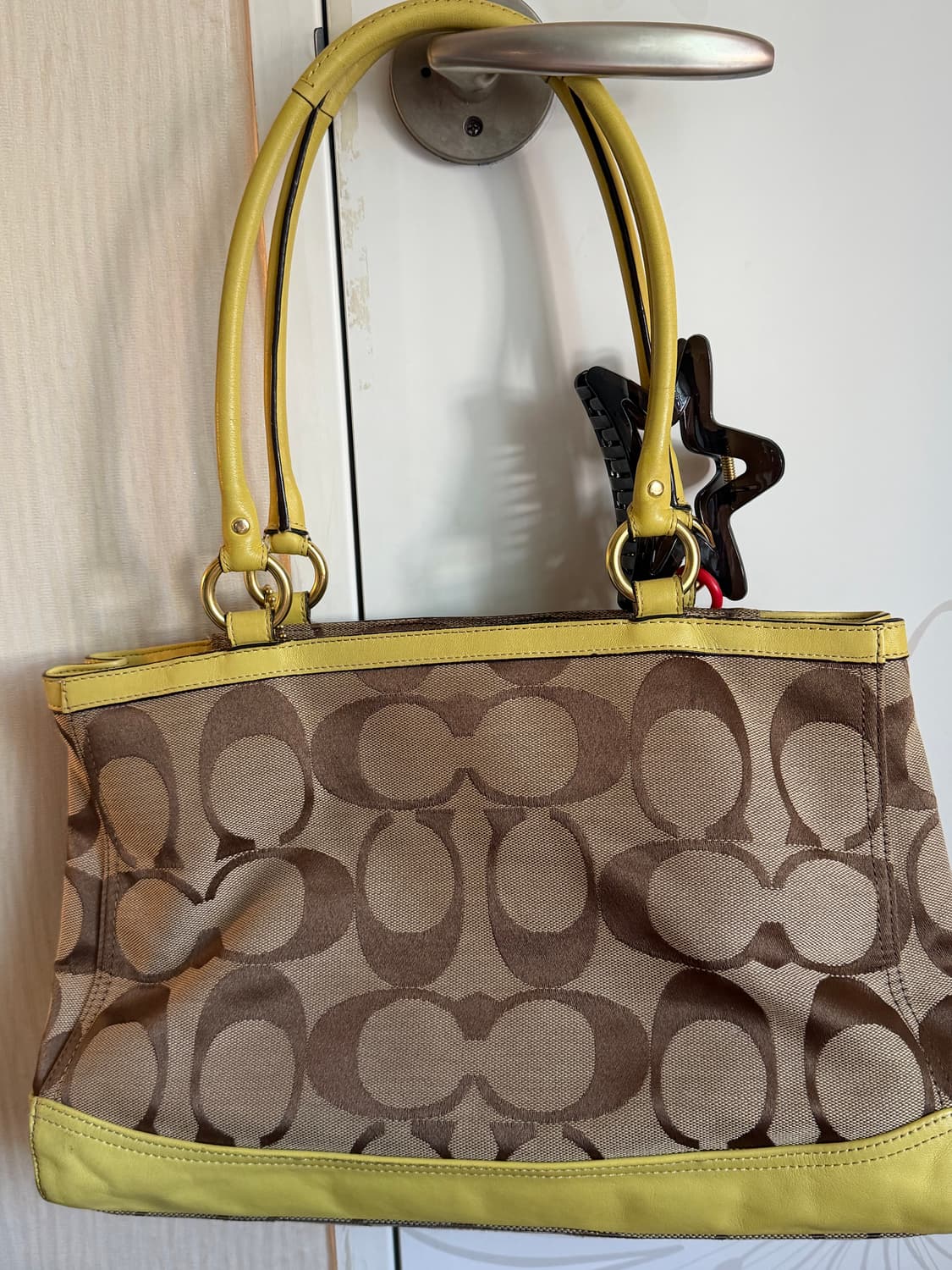 코치 hampton 시그니처 사첼백 옐로우 상품이미지2