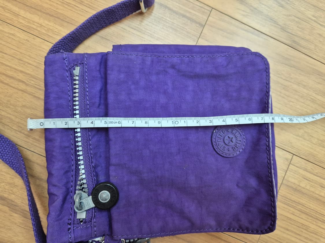 키플링 보라색 크로스백 판매합니다. 가벼운 재질이라 평소에 들고 다니기  상품이미지7