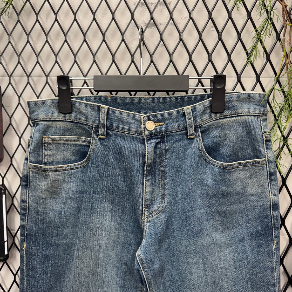 2018 F/W 솔리드 옴므 데님 팬츠 후면 레더 패치 포인트 중청 상품이미지3