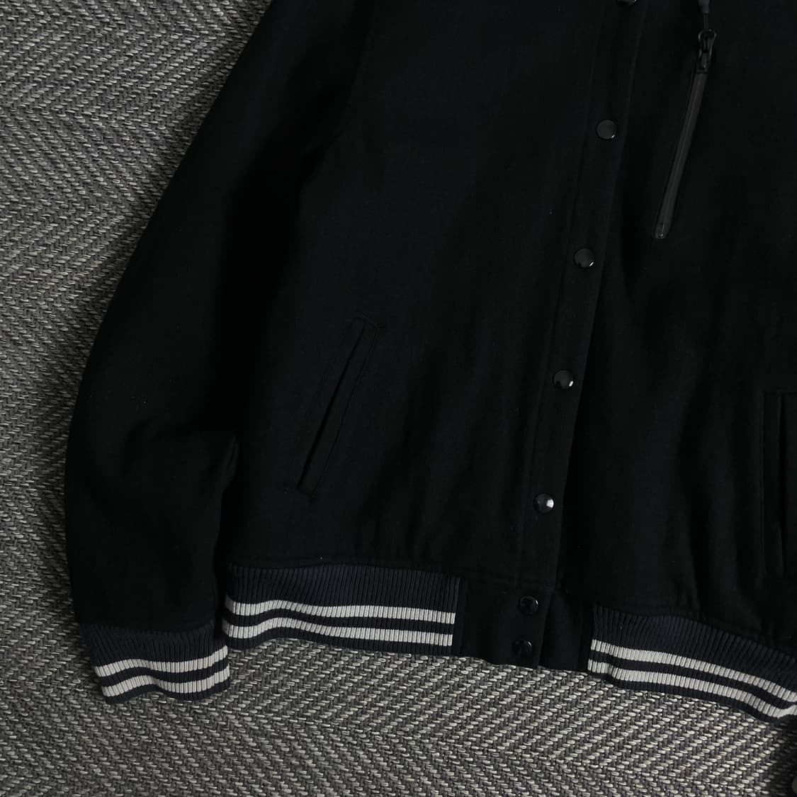 나이키 우먼스 스우시 로고 블랙 모직 바시티 자켓o 3218 상품이미지3