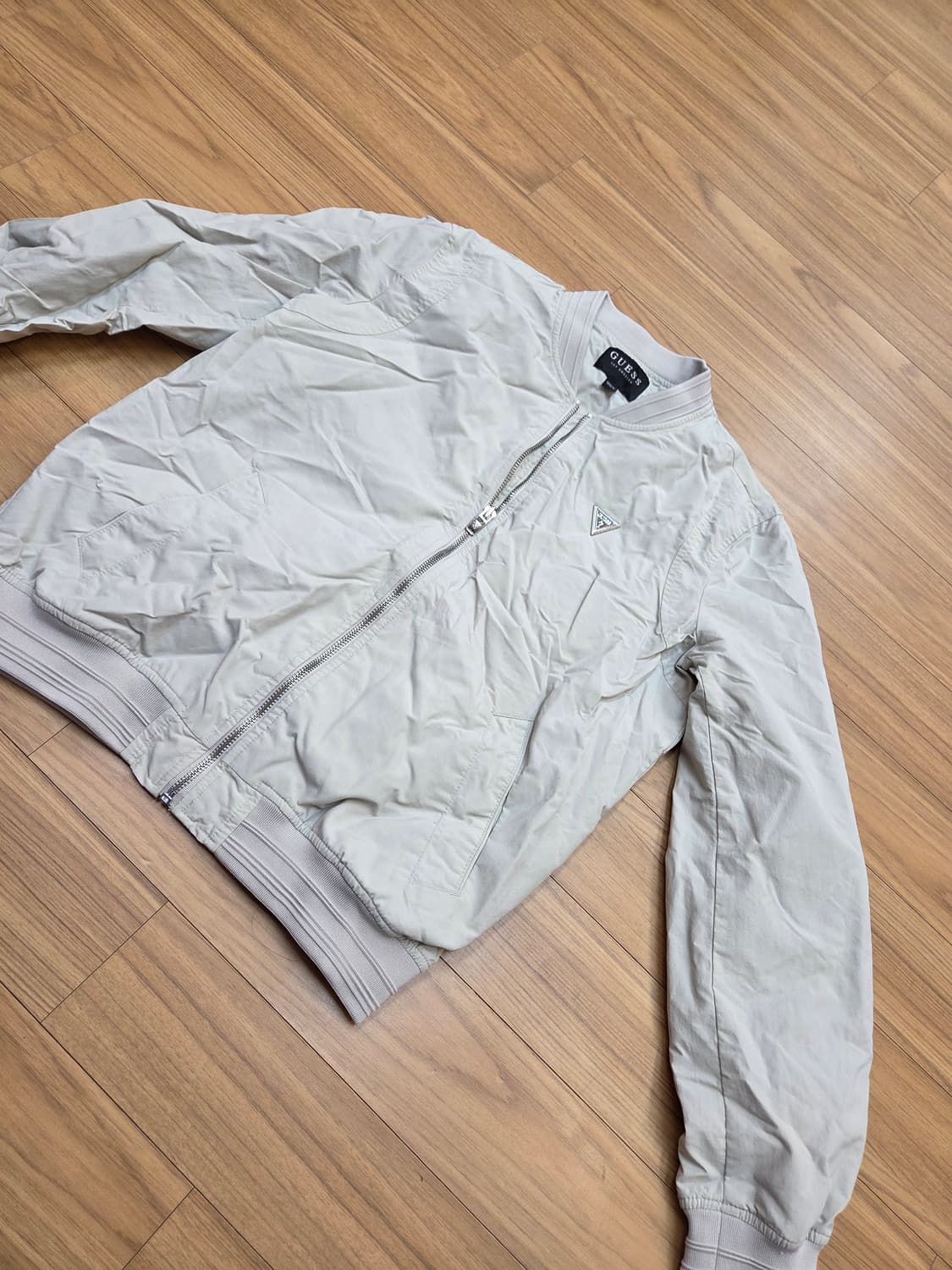 아이보리 색상의 얇은 톤 GUESS 봄 자켓입니다. 사이즈는 S이고 가슴 상품이미지1