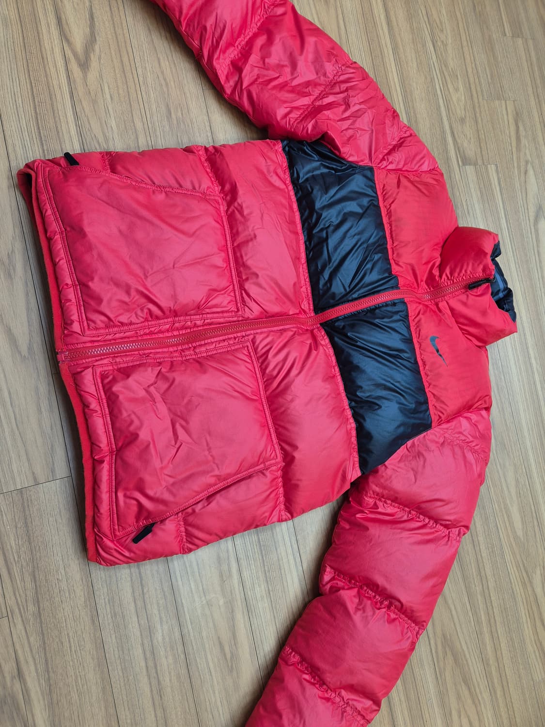 나이키 양면 패딩 M사이즈 판매합니다. 한쪽 면은 강렬한 빨간색이고 다른 상품이미지1