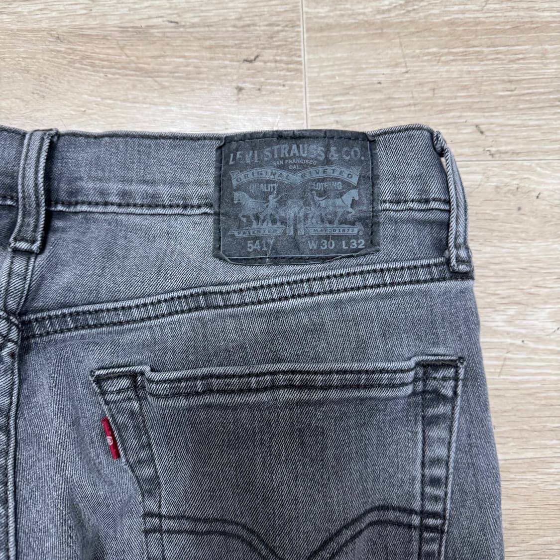 리바이스 541 흑청 워싱 데님 팬츠 상품이미지4