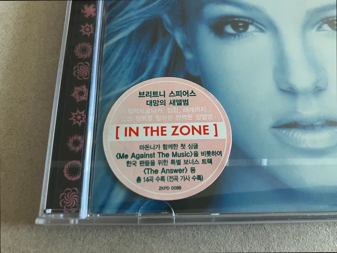 브리트니스피어스 4집 In the Zone 라이센스 초판 미개봉 CD 상품이미지2