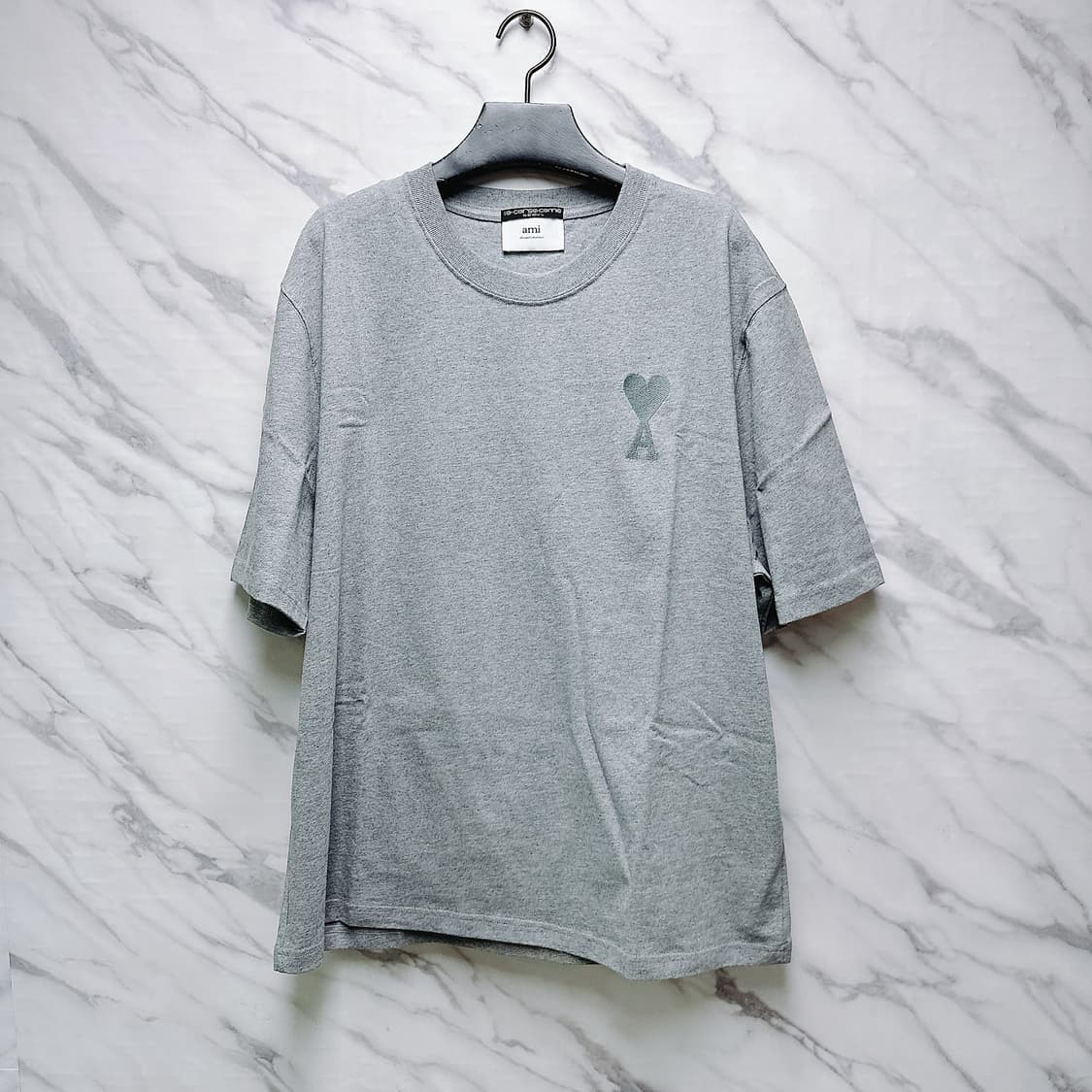 AMI 아미 남성 그레이 톤온톤 하트 로고  상품이미지1