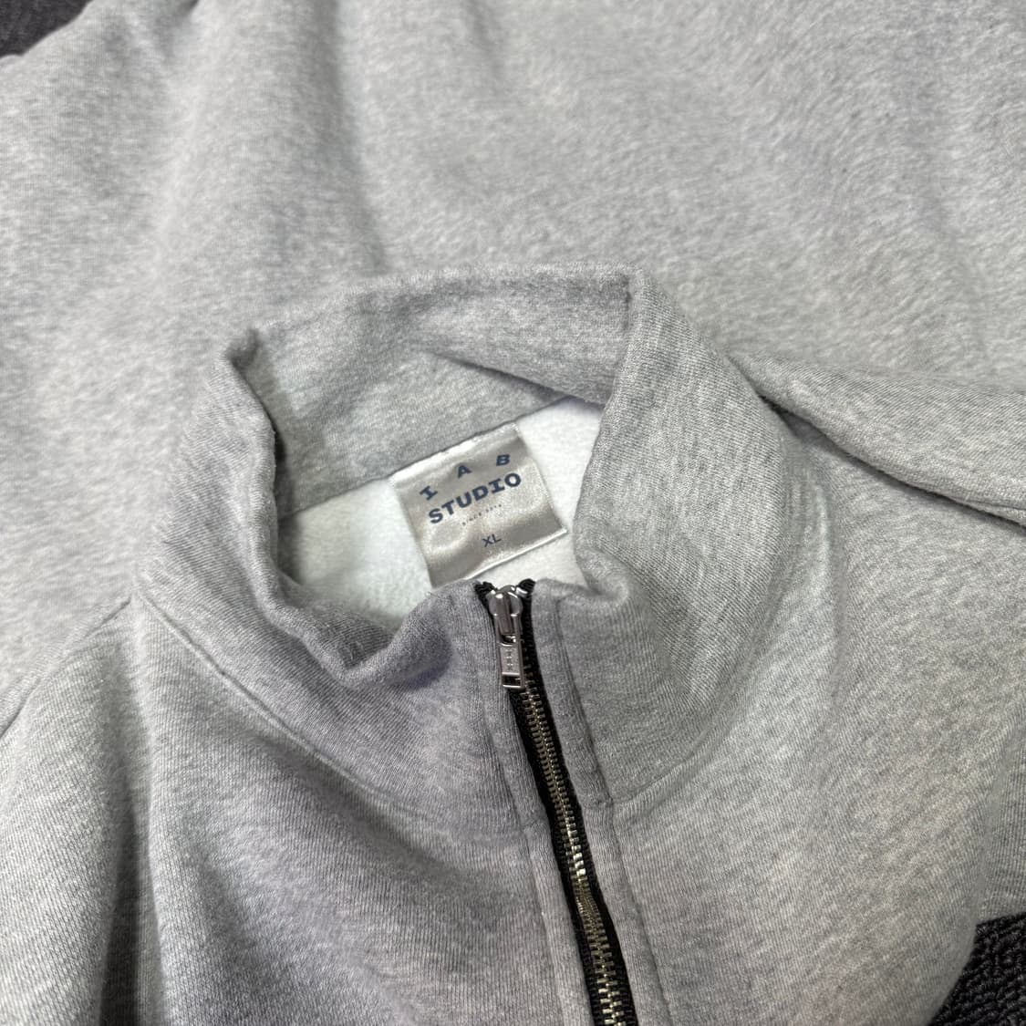 아이앱 스튜디오 x 현대 모비스 하프 집 풀오버 그레이 상품이미지9